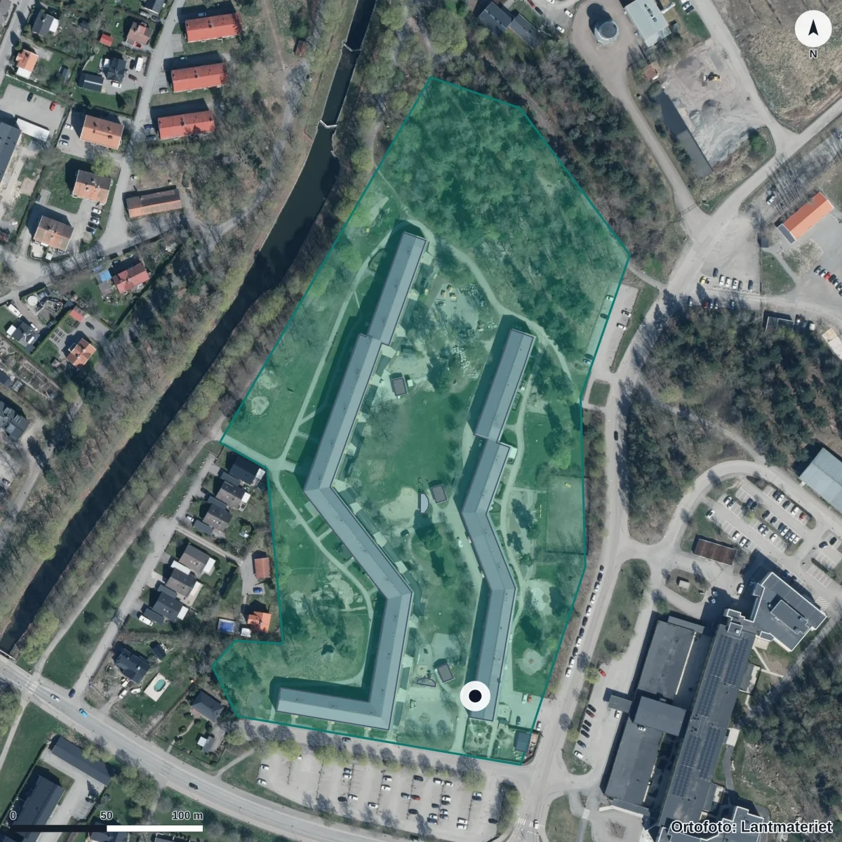Flygbild över Trollskogens Montessori Förskola, ortofoto från Lantmäteriet