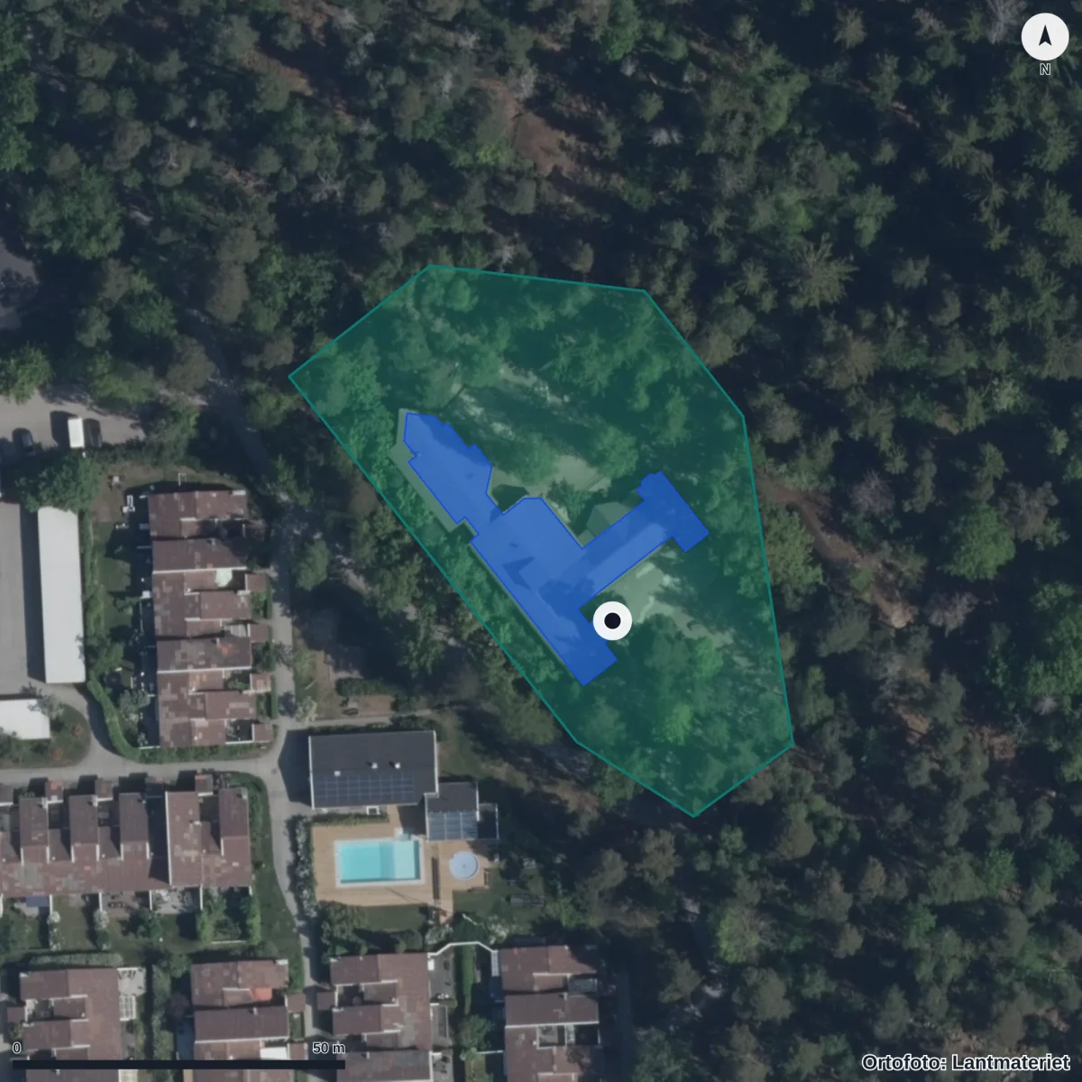 Flygbild över Montessoriförskolan Tallbacken, ortofoto från Lantmäteriet