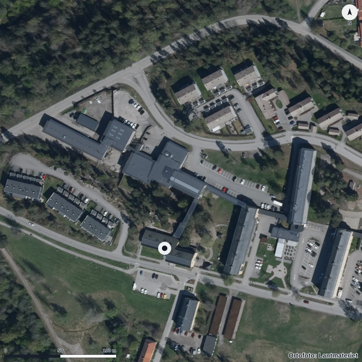 Flygbild över Kullerbyttans Föräldrakooperativ, ortofoto från Lantmäteriet