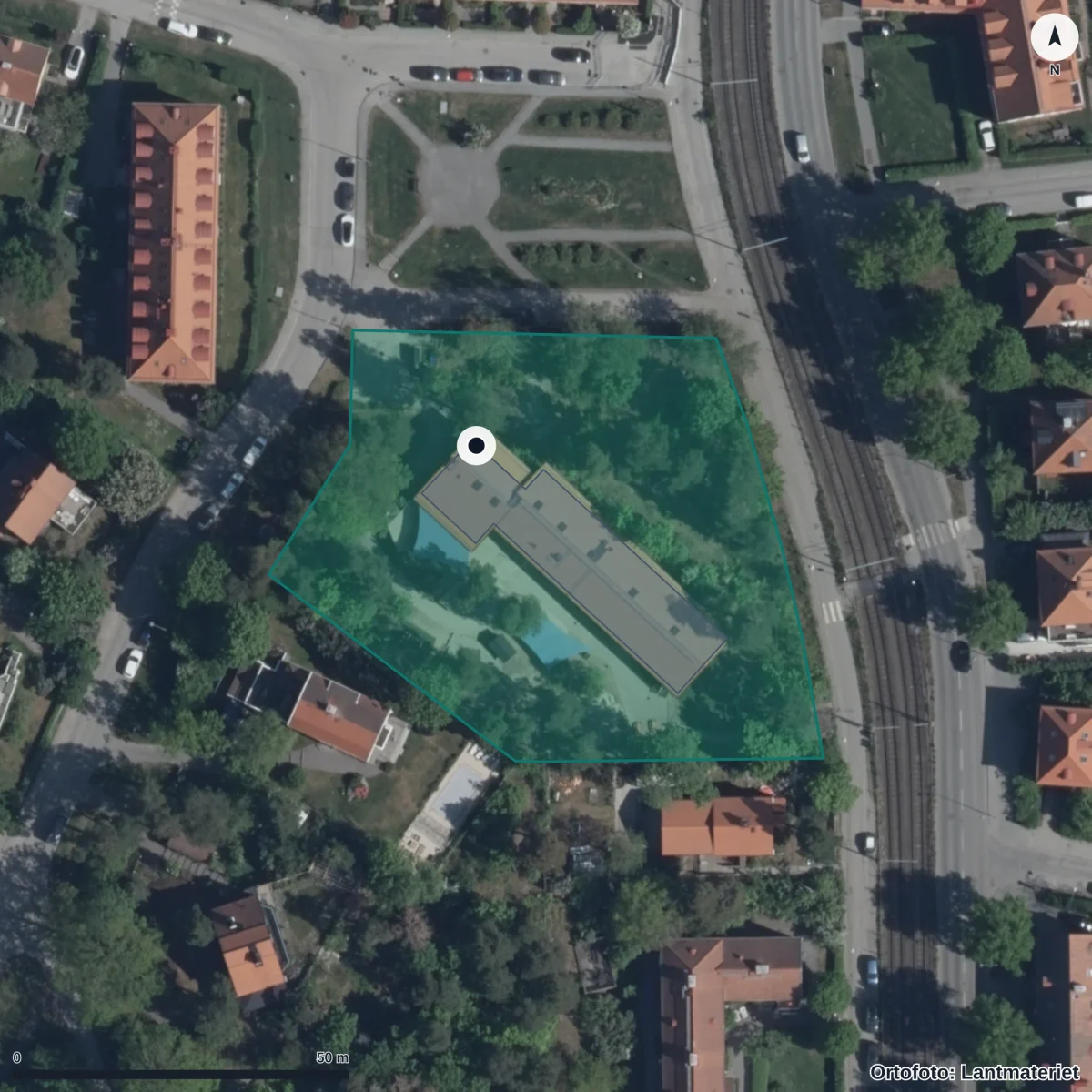 Flygbild över Förskolan Äppelvikstorget, ortofoto från Lantmäteriet