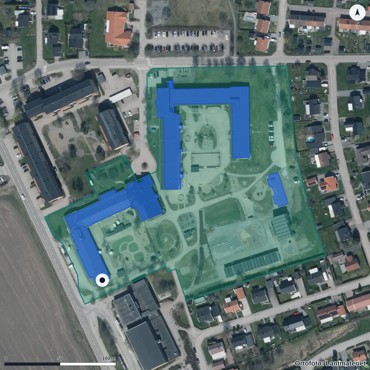 Flygbild över Tillberga Grannskapsservice Förskola, ortofoto från Lantmäteriet