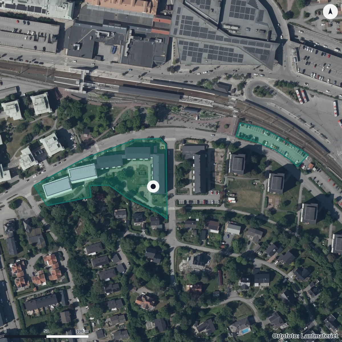 Flygbild över Kunskapkskryssarens Förskola Dahlian, ortofoto från Lantmäteriet