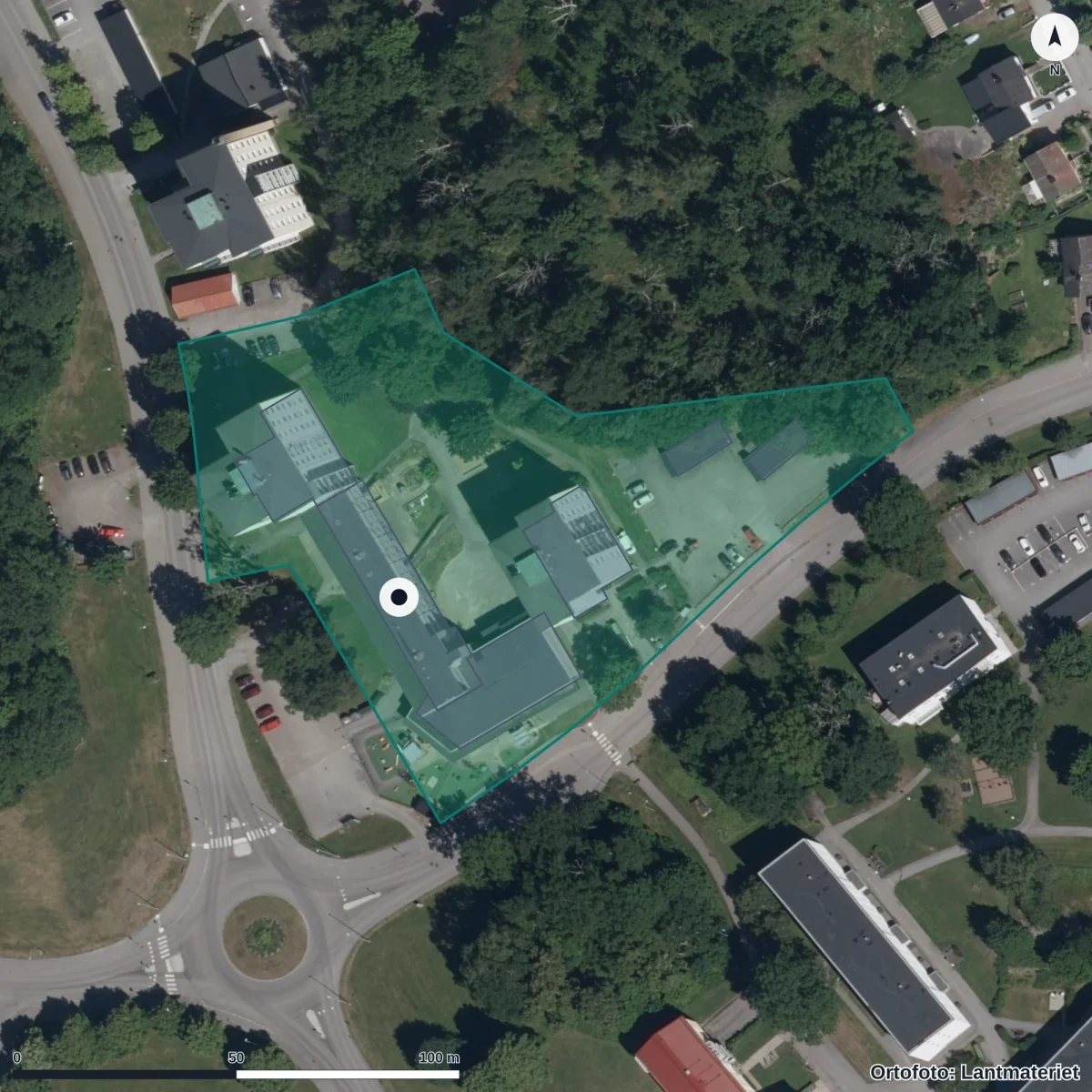 Flygbild över Åtvidabergs Montessoriförskola Kotten Ek.för., ortofoto från Lantmäteriet