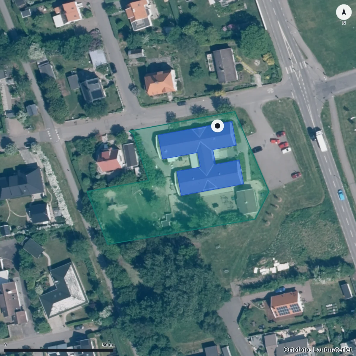 Flygbild över I Ur Och Skur Glada Laxe Förskola, ortofoto från Lantmäteriet
