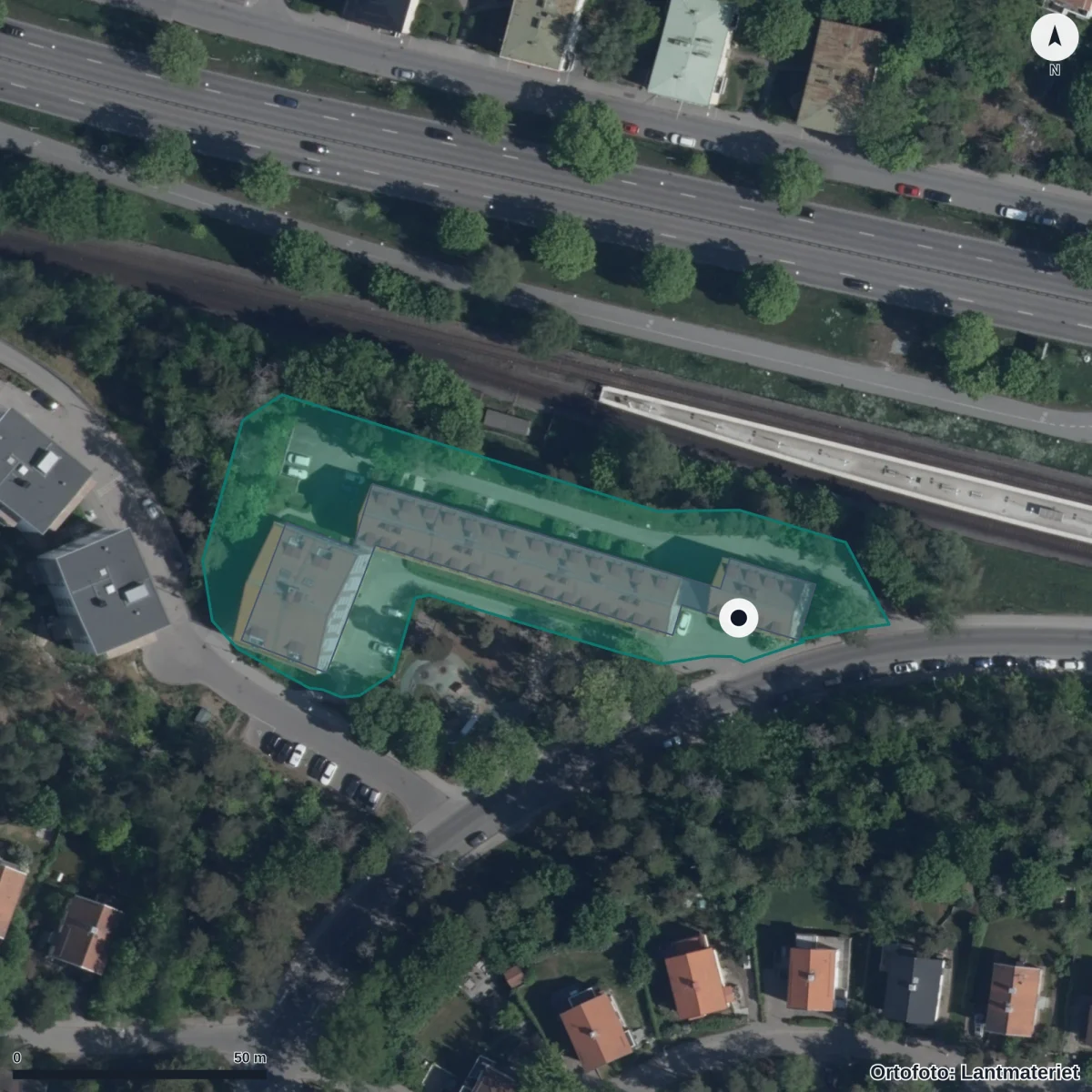 Flygbild över Förskolan Hattstugans Waldorfförskola, ortofoto från Lantmäteriet