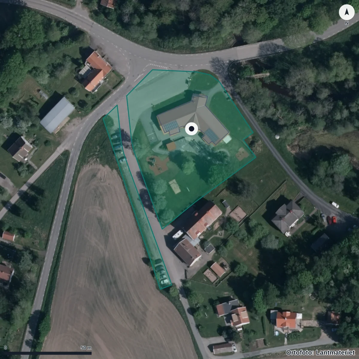 Flygbild över Förskolan Arken I Larv, ortofoto från Lantmäteriet