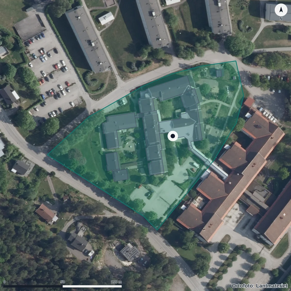 Flygbild över Förskolan Frustuna, ortofoto från Lantmäteriet