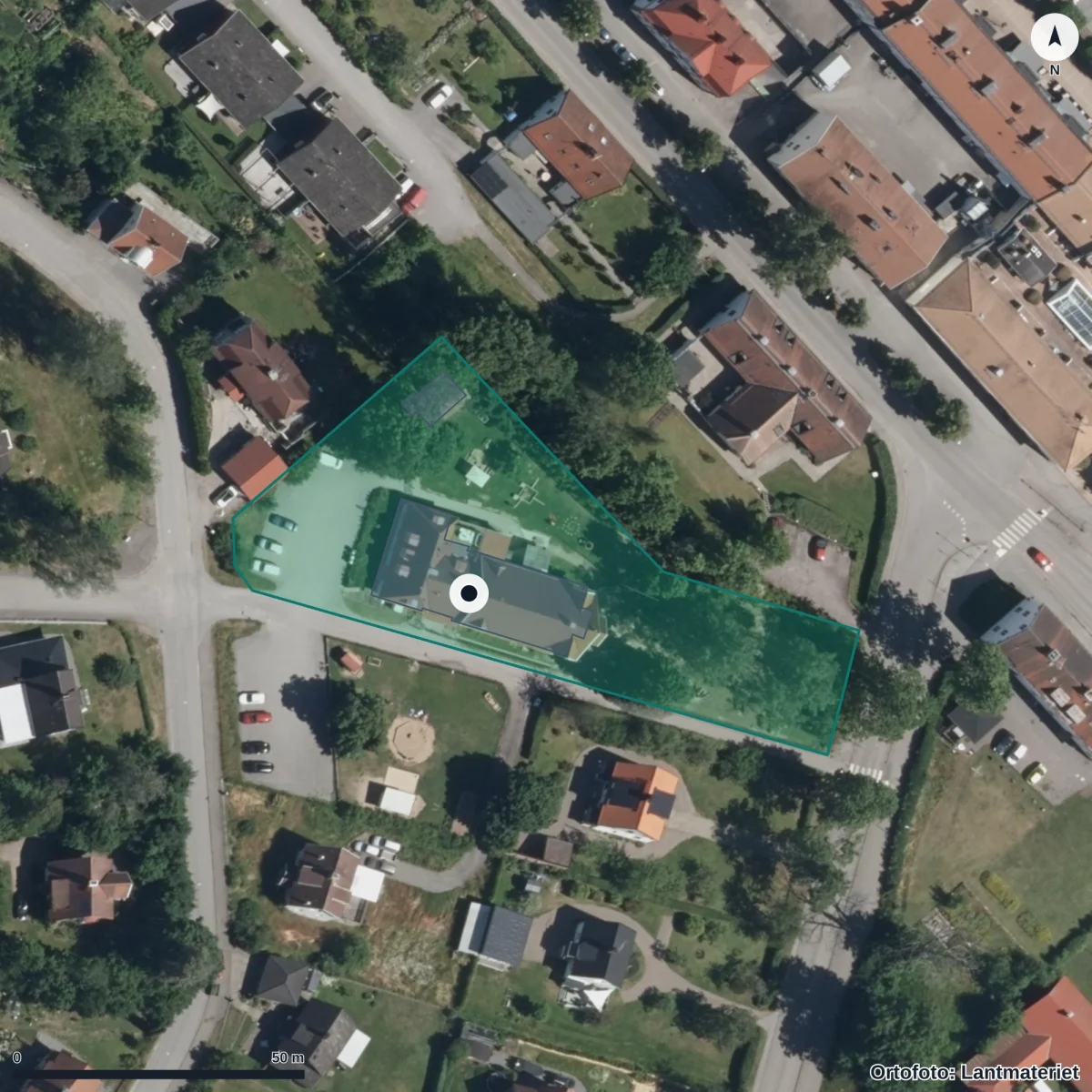 Flygbild över Förskolan Tummeliten, ortofoto från Lantmäteriet