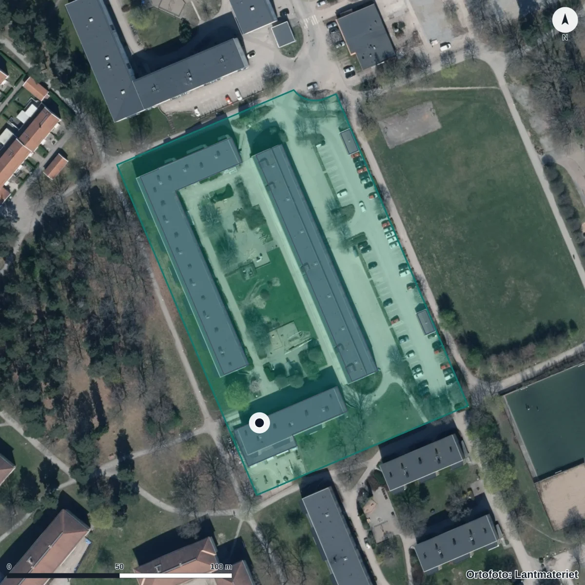 Flygbild över Förskolan Trollhatten, ortofoto från Lantmäteriet