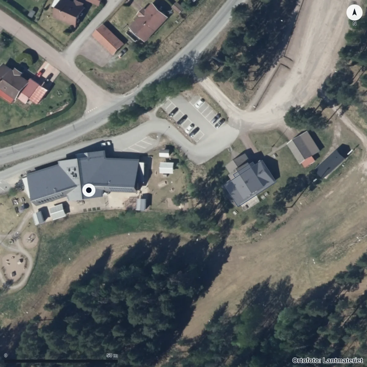 Flygbild över Förskolan Källbacken, ortofoto från Lantmäteriet