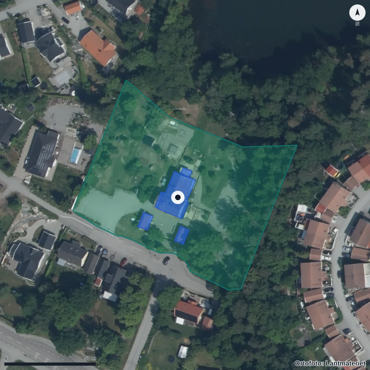 Flygbild över Urfjälls Montessoriförskola, ortofoto från Lantmäteriet