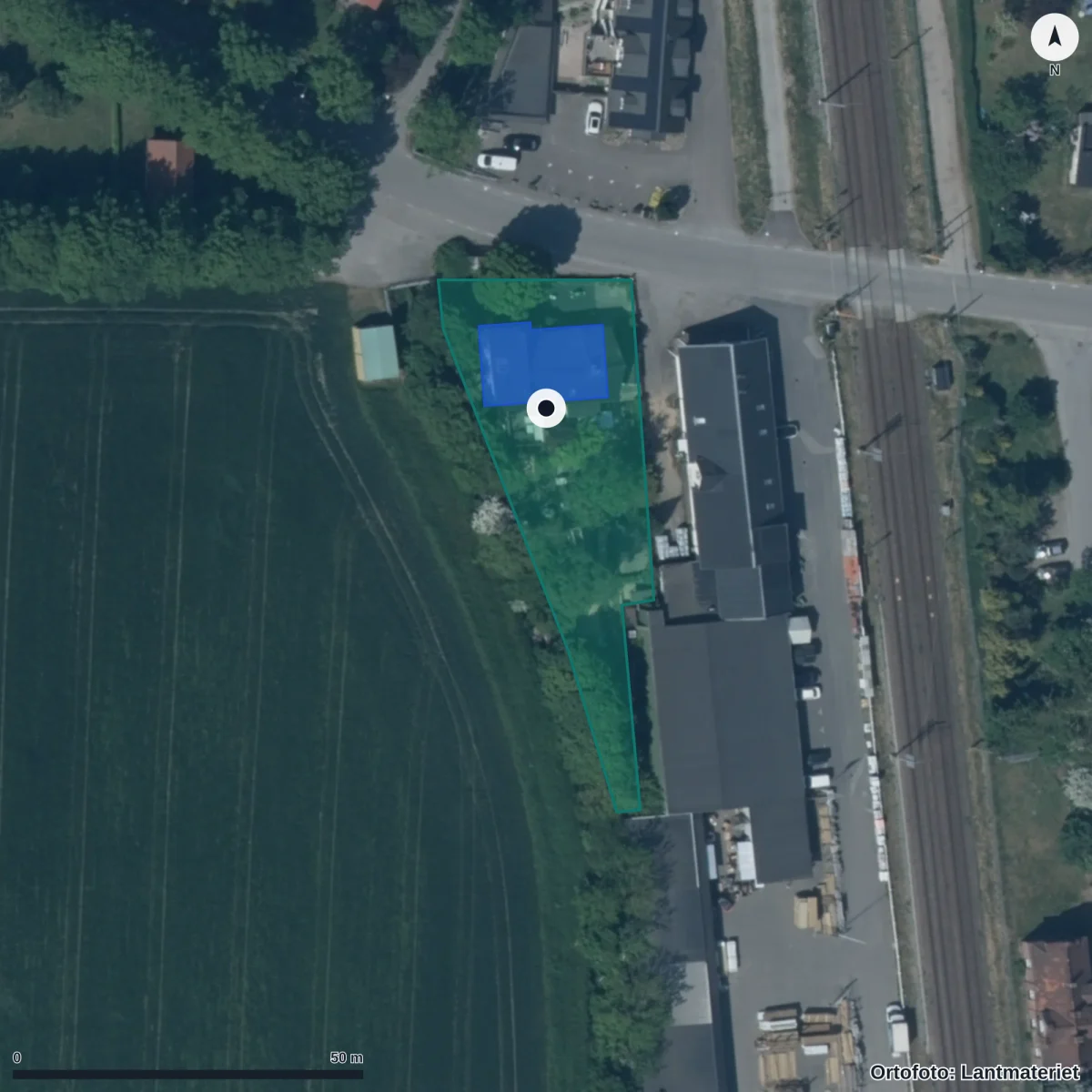 Flygbild över Montessoriförskolan Gunghästen, ortofoto från Lantmäteriet