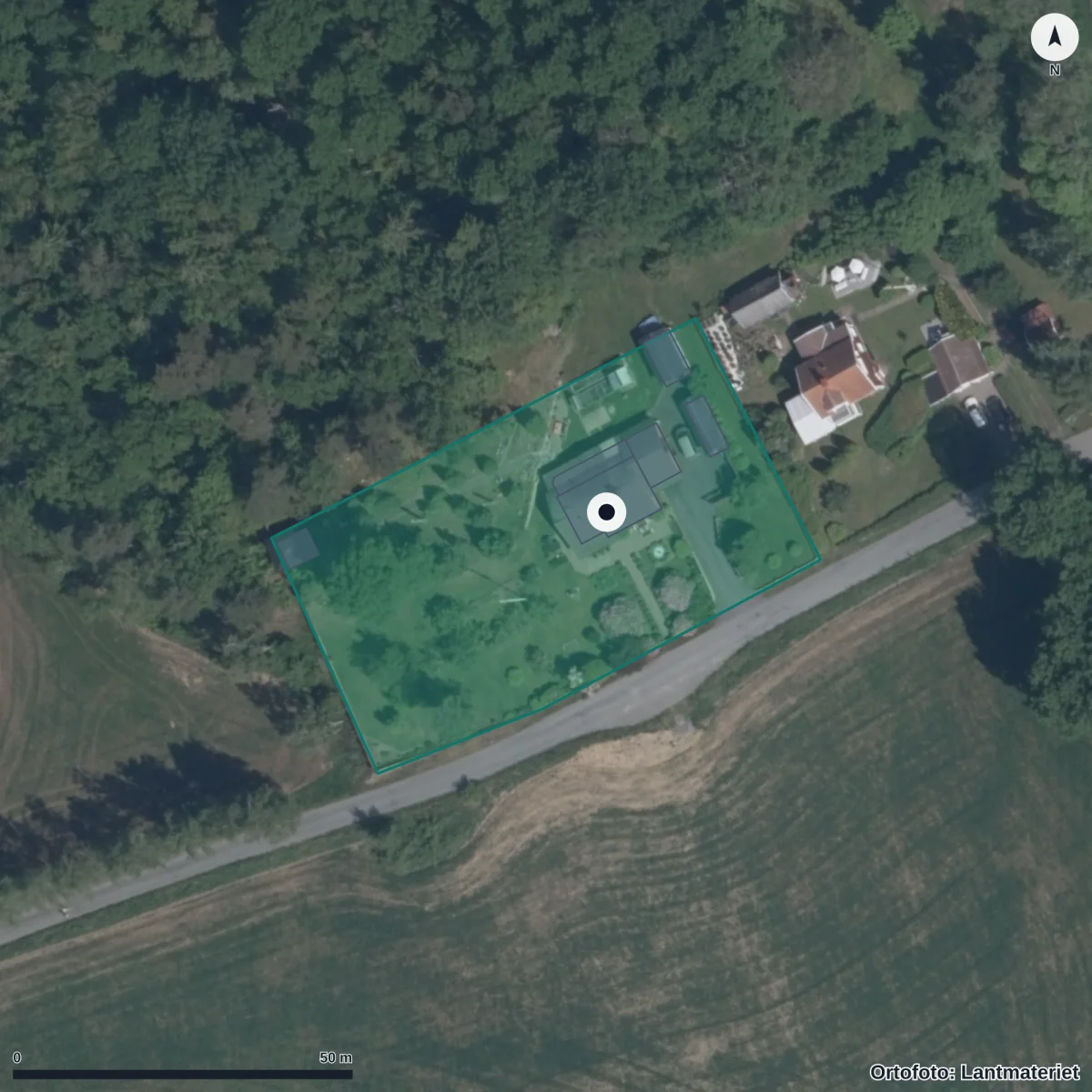 Flygbild över Kyrkbacken Hakarp, ortofoto från Lantmäteriet