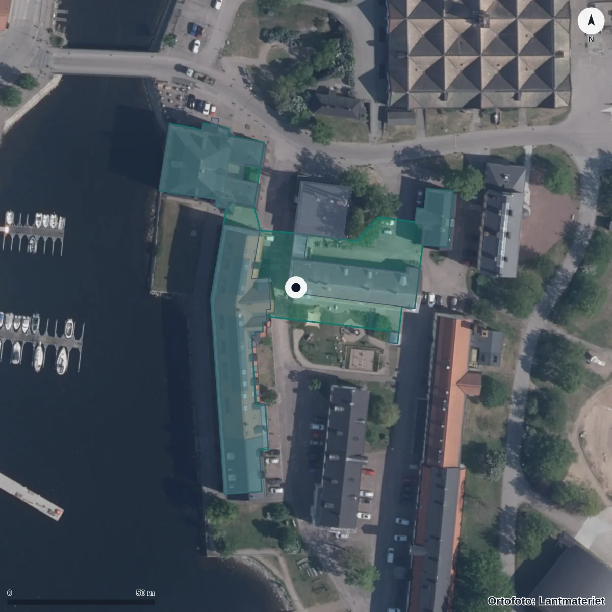 Flygbild över Trossö Friförskola Stumholmen, ortofoto från Lantmäteriet