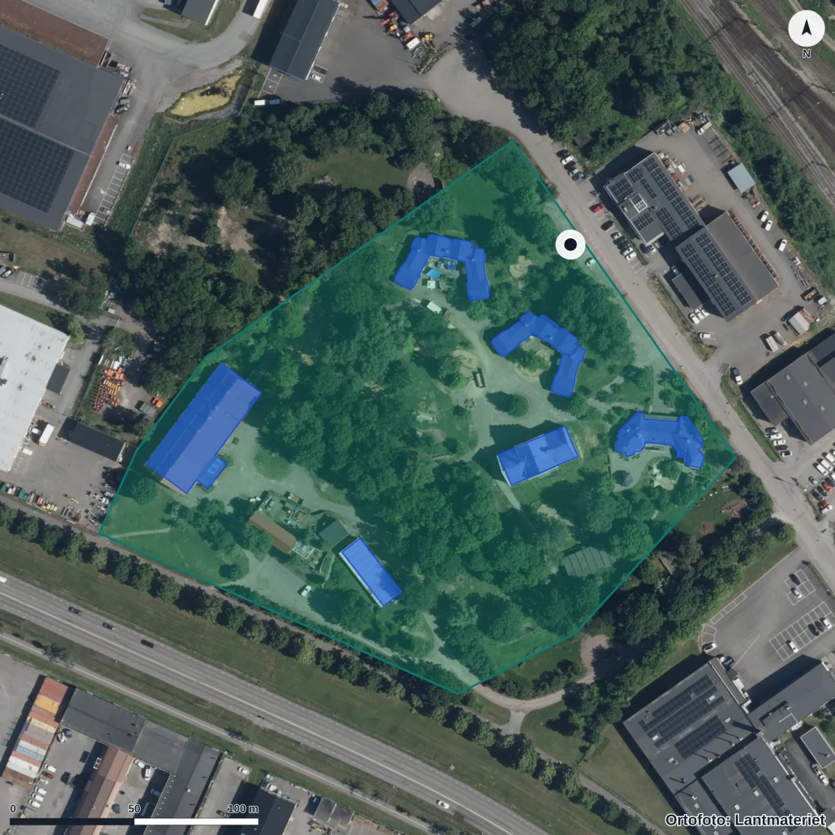 Flygbild över Waldorfförskolan Vildrosen, ortofoto från Lantmäteriet