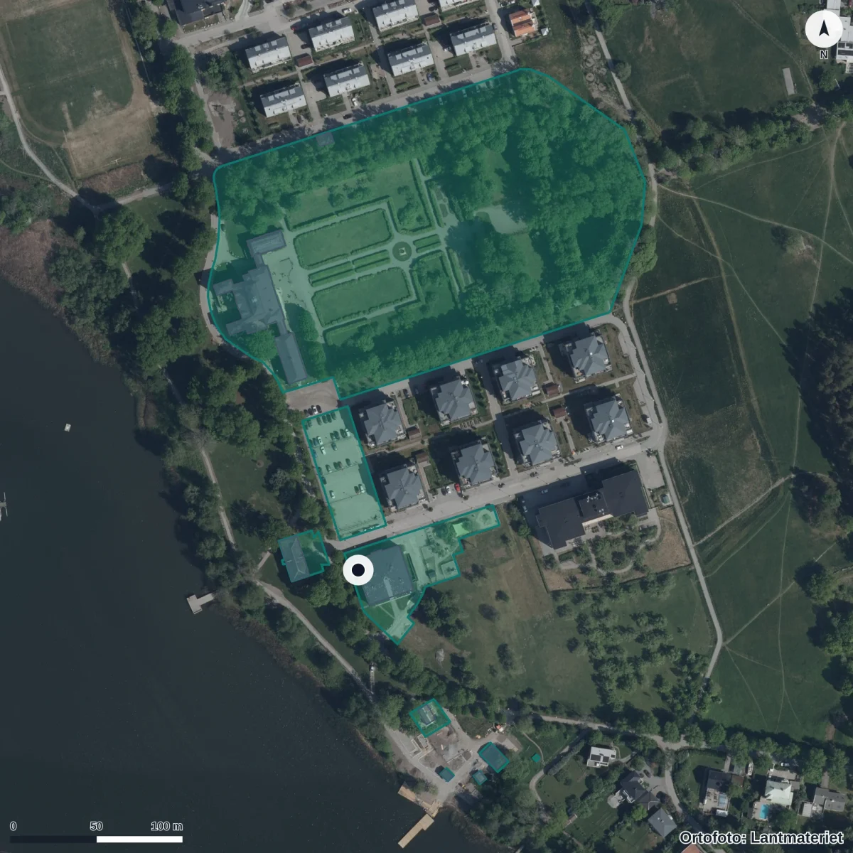 Flygbild över Hattstugan Montessoriförskola, ortofoto från Lantmäteriet