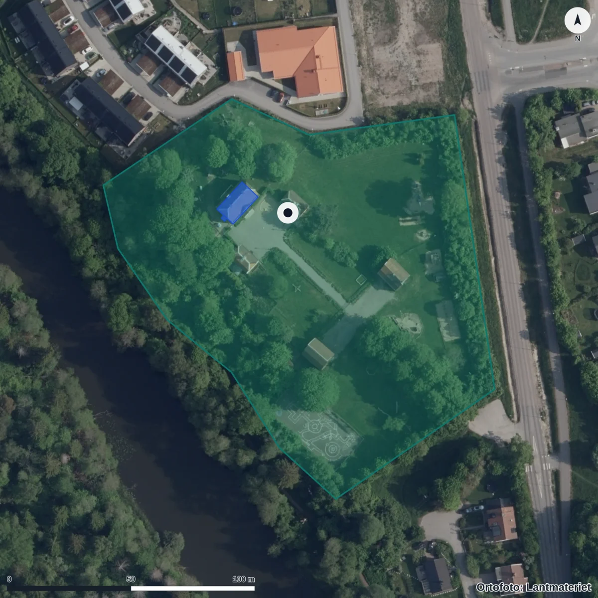 Flygbild över Nyköpings Montessoriförskola, ortofoto från Lantmäteriet