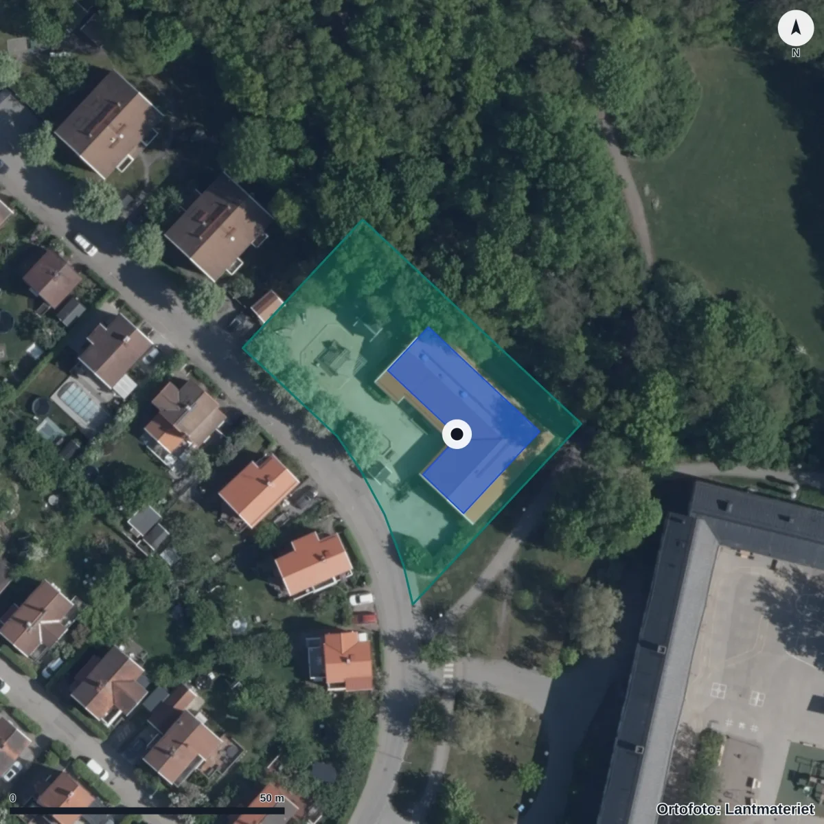 Flygbild över Förskolan Möjbro, ortofoto från Lantmäteriet