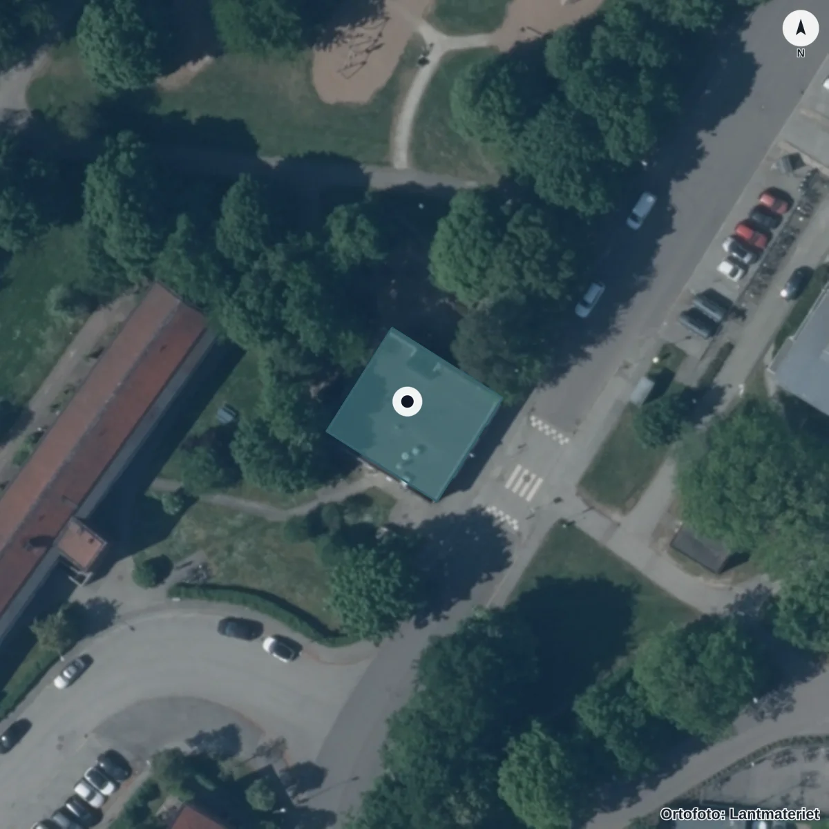 Flygbild över Förskolan Pingvinen, ortofoto från Lantmäteriet