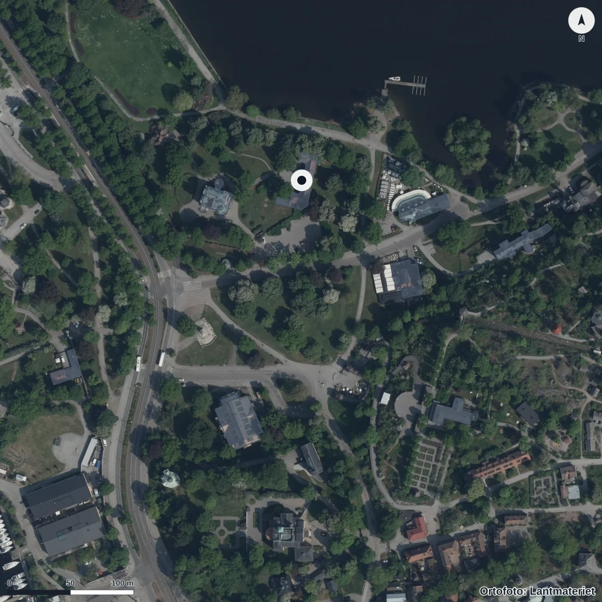 Flygbild över Förskolan Djurgårdens Montessori, ortofoto från Lantmäteriet