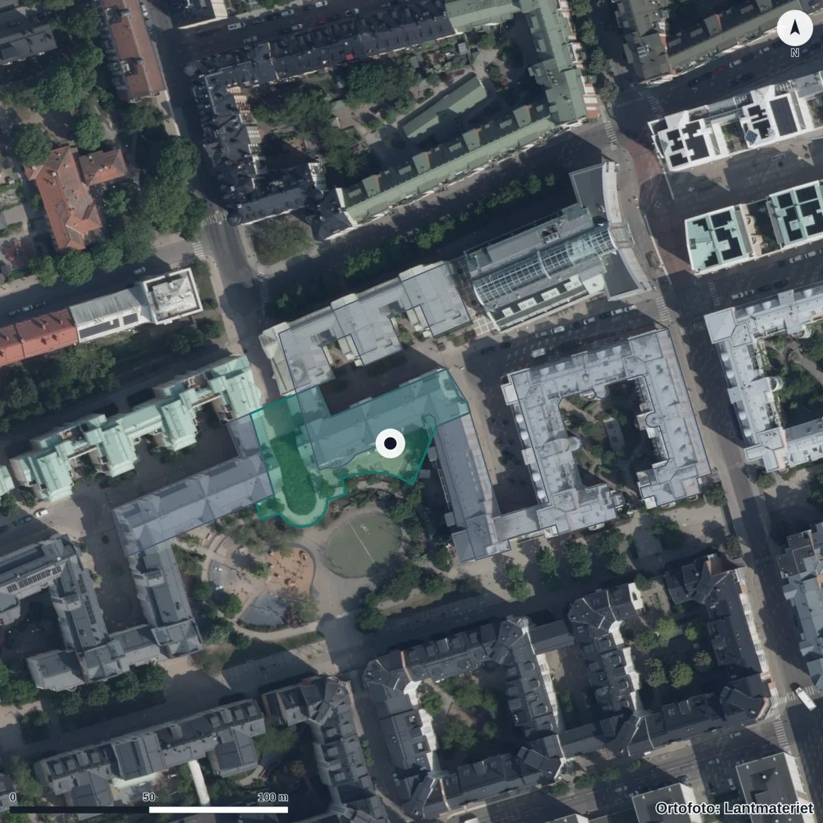 Flygbild över Önskeförskolan Fatbursbrunnsgatan 8, ortofoto från Lantmäteriet