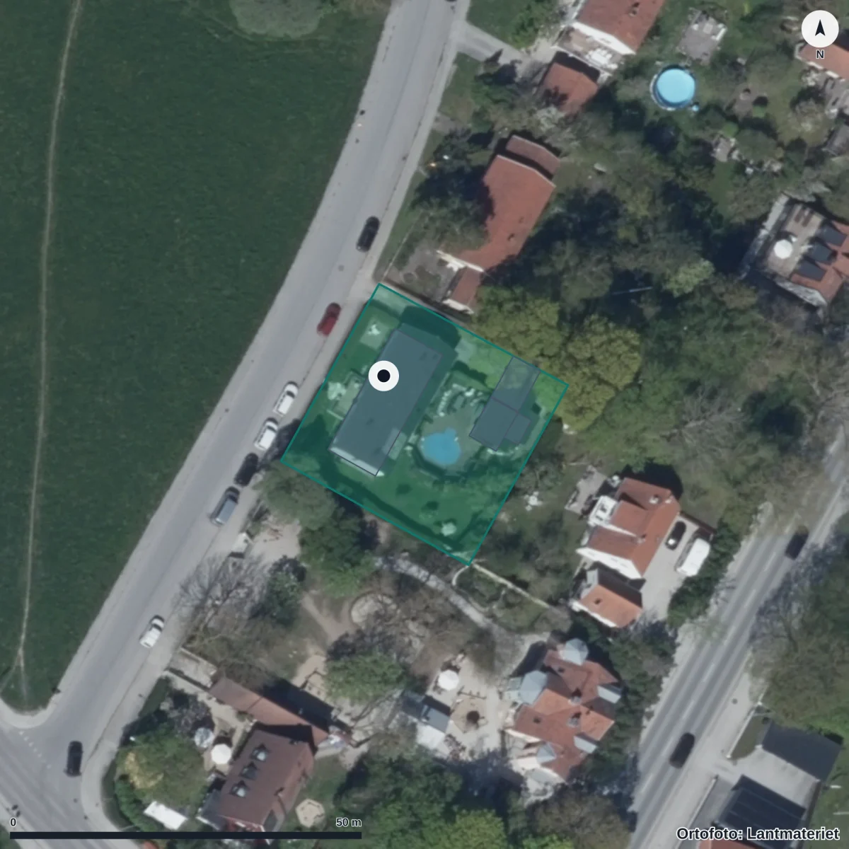 Flygbild över Stiftelsen Karlavagnens Waldorfförskola, ortofoto från Lantmäteriet
