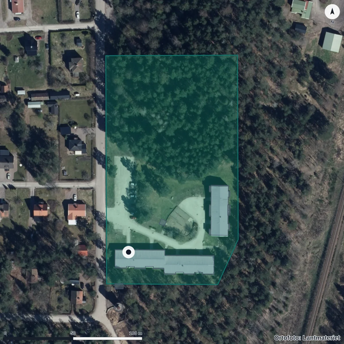 Flygbild över Rödluvan Förskola, ortofoto från Lantmäteriet