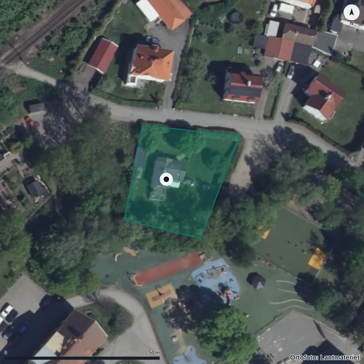 Flygbild över Montessoriförskolan Pyramiden, ortofoto från Lantmäteriet