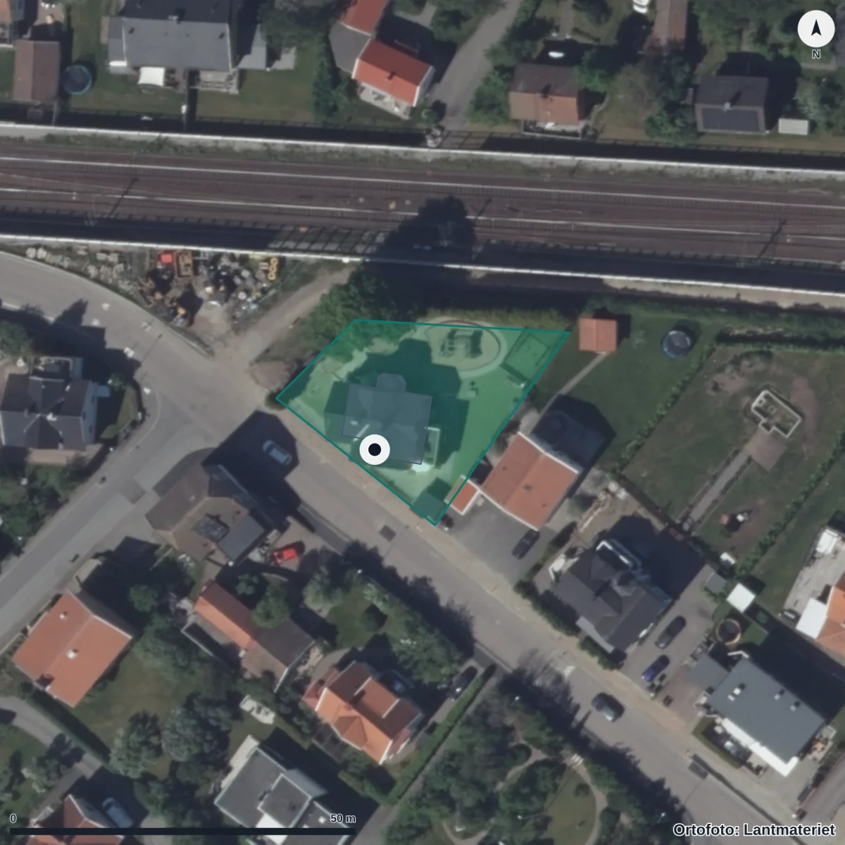 Flygbild över Asplyckan Montessoriförskola, ortofoto från Lantmäteriet
