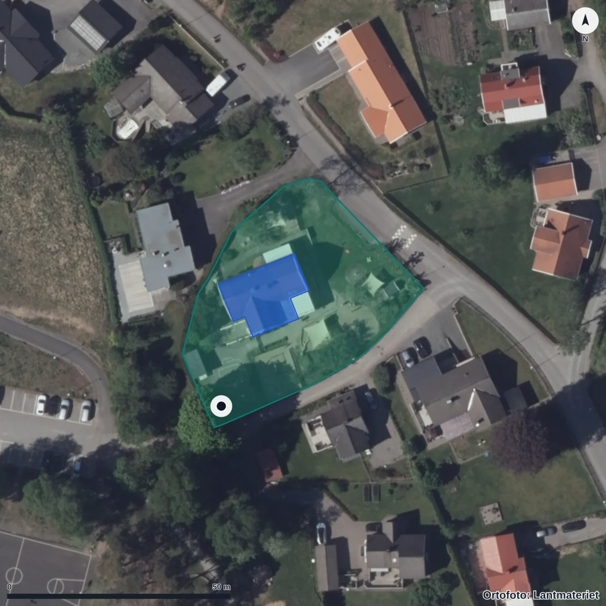 Flygbild över Montessoriförskolan Floda Säteri, ortofoto från Lantmäteriet