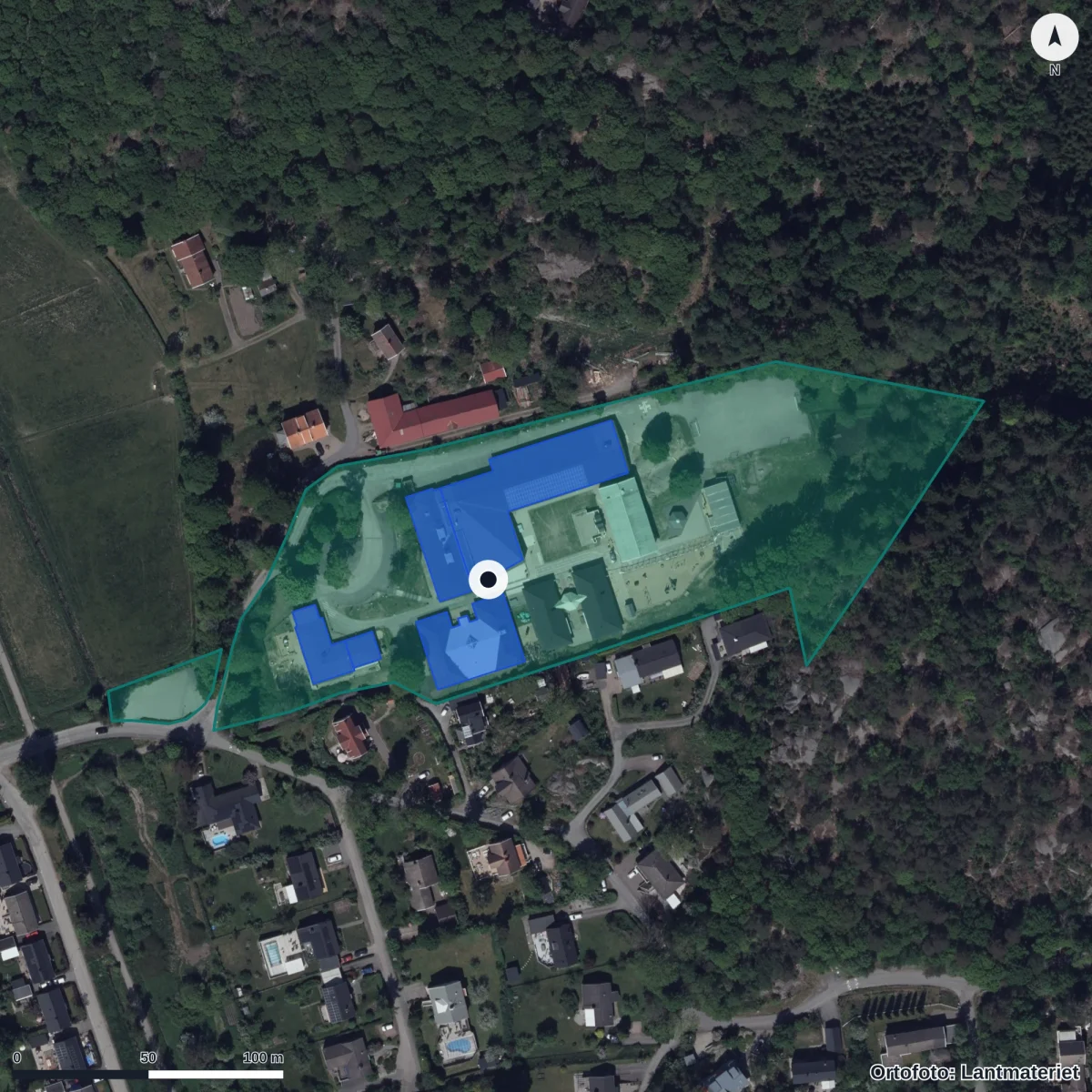 Flygbild över KMS Kullaviks Montessoriskola, ortofoto från Lantmäteriet