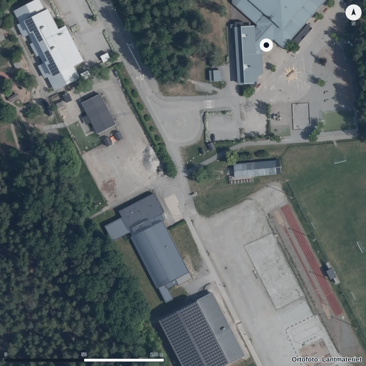 Flygbild över Råbergsskolan, ortofoto från Lantmäteriet