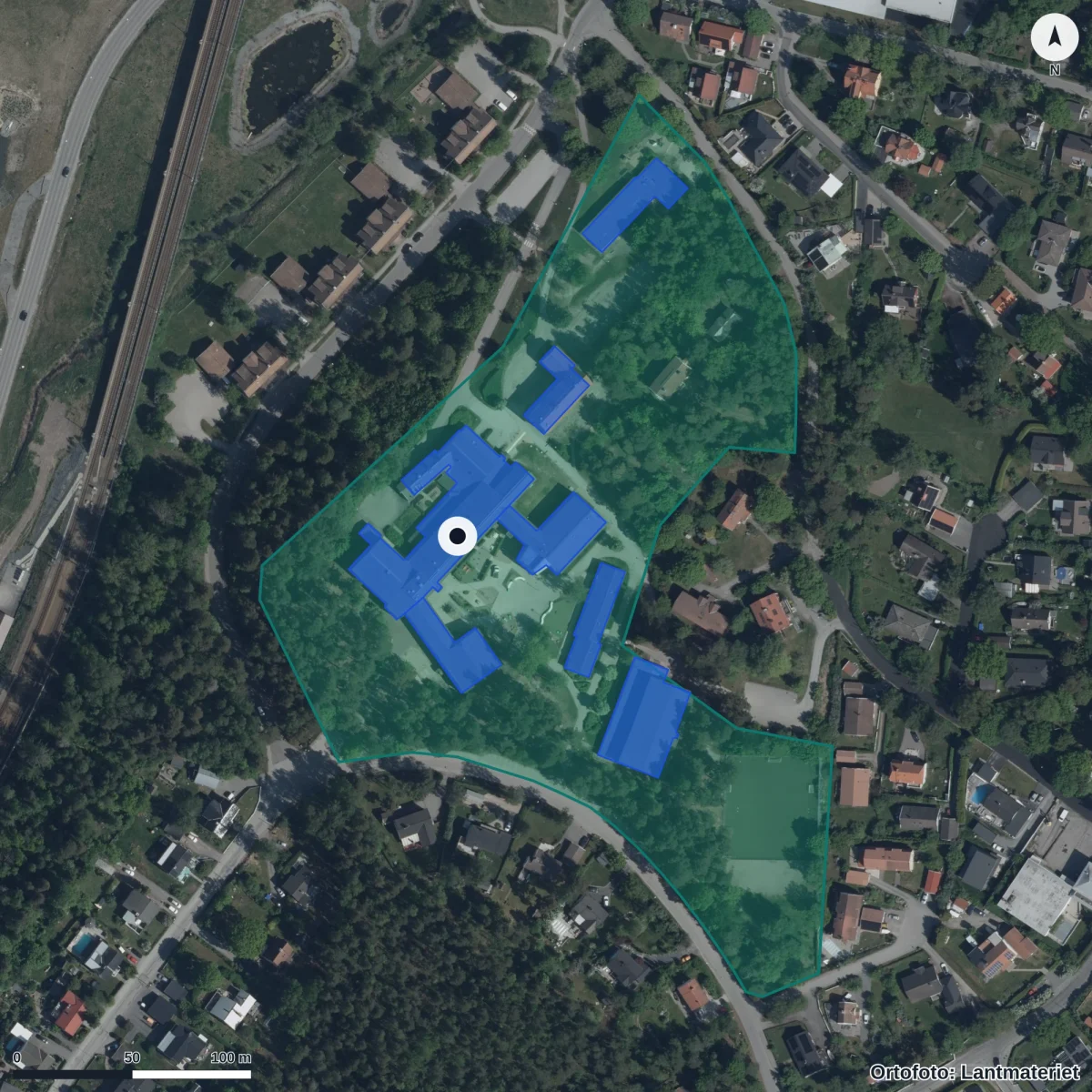 Flygbild över Karlslundsskolan, ortofoto från Lantmäteriet