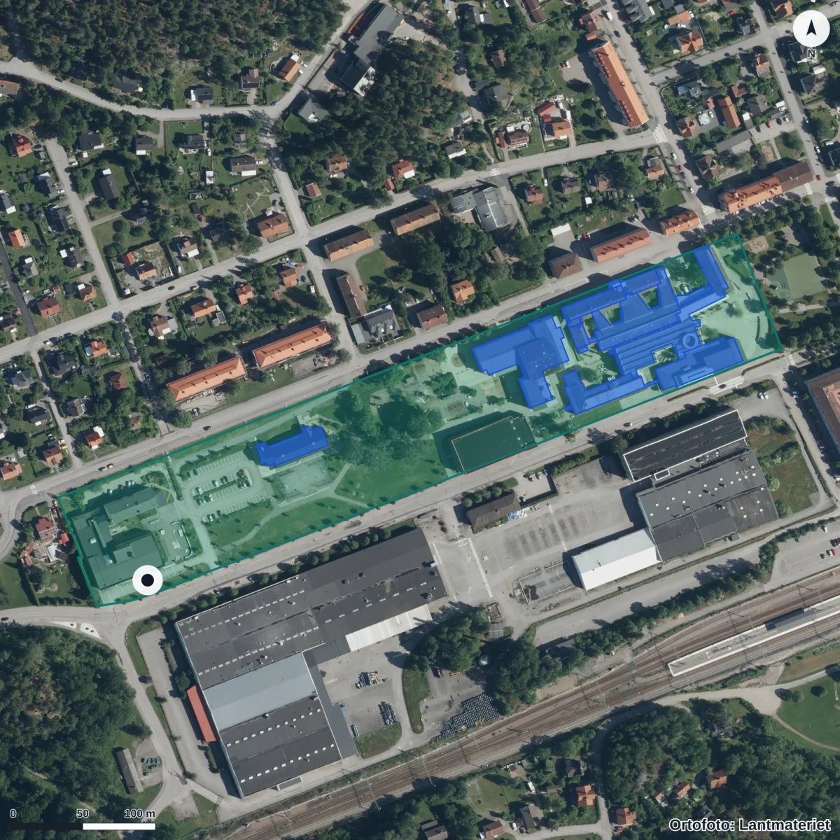 Flygbild över Flen Komvux, Lärvux, ortofoto från Lantmäteriet