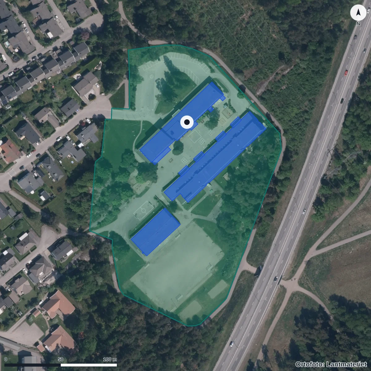 Flygbild över Nya Skolan, Trollhättan, Pettersberg, ortofoto från Lantmäteriet