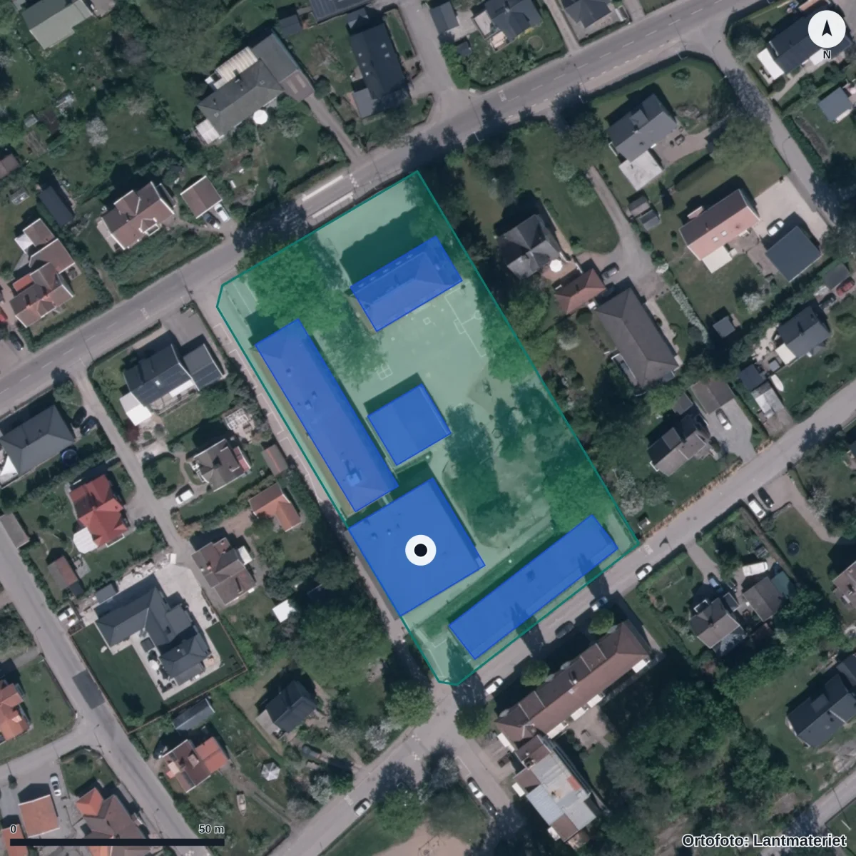 Flygbild över Blåsut skola, ortofoto från Lantmäteriet