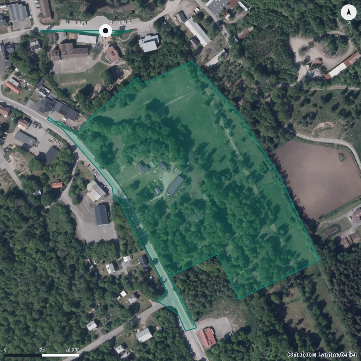 Flygbild över Hallabroskolan, ortofoto från Lantmäteriet