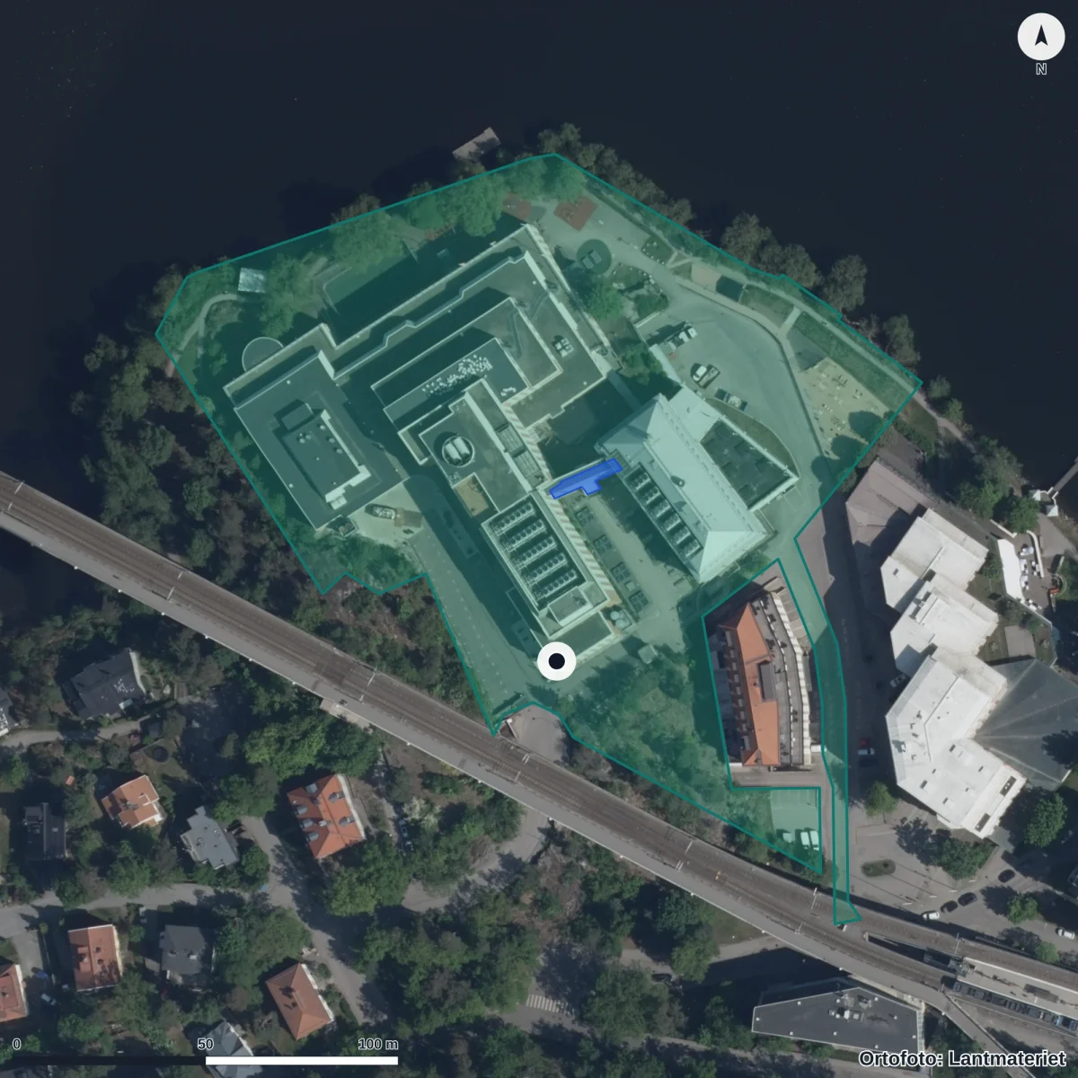 Flygbild över Dibber Stora Essingen anpassad grundskola, ortofoto från Lantmäteriet