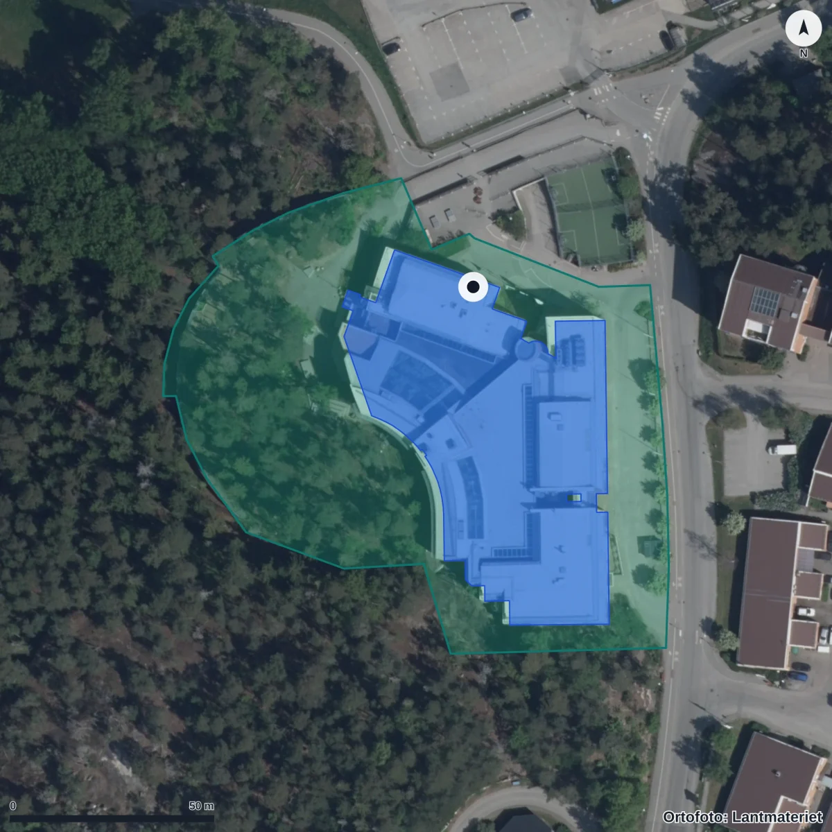 Flygbild över Internationella Engelska Skolan Täby, ortofoto från Lantmäteriet