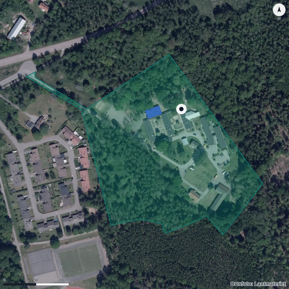 Flygbild över Nybro Montessoriskola, ortofoto från Lantmäteriet