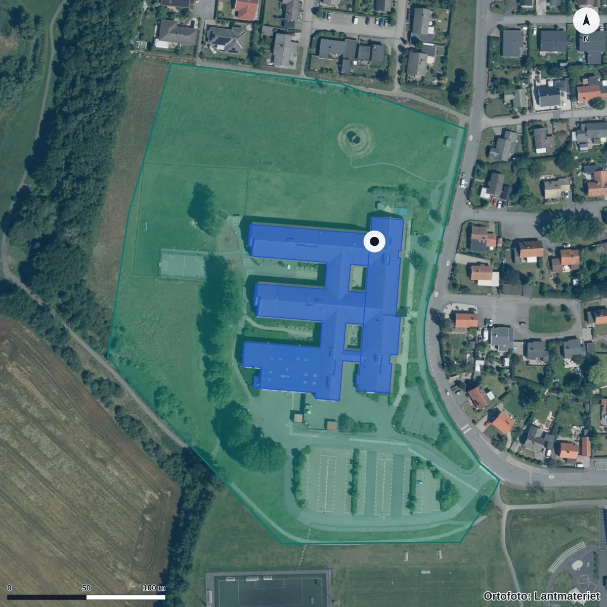 Flygbild över Hamnabro anpassad grundskola, ortofoto från Lantmäteriet