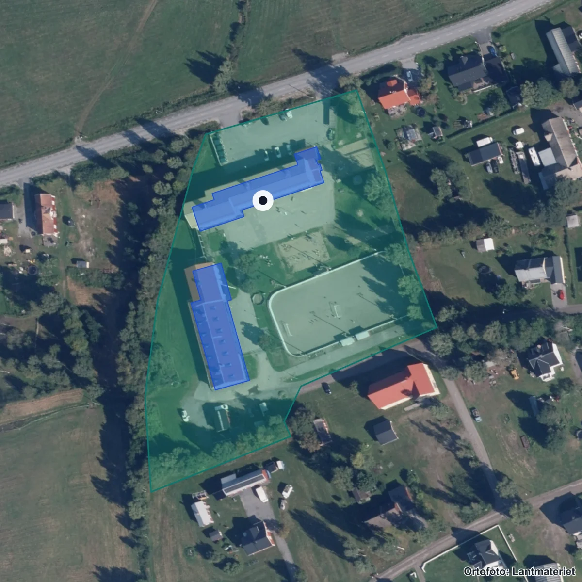 Flygbild över Lögdeå skola, ortofoto från Lantmäteriet