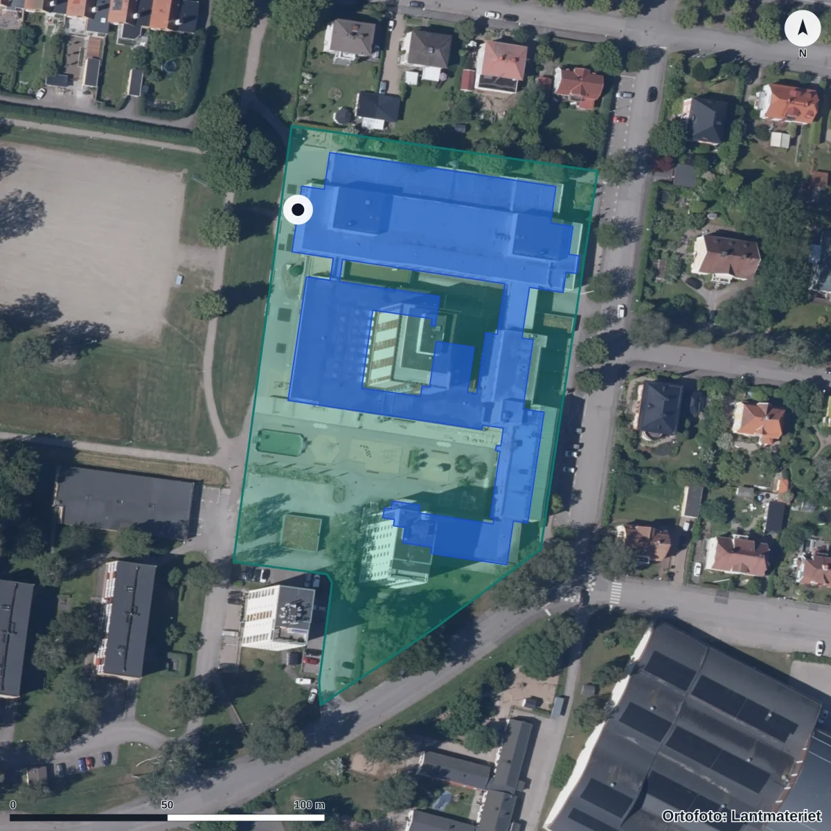 Flygbild över Växjö Montessoriskola, ortofoto från Lantmäteriet