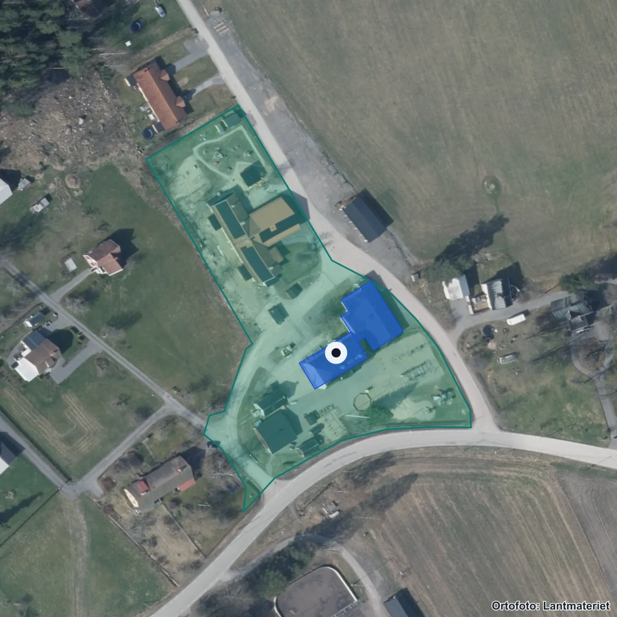 Flygbild över Löa Skola, ortofoto från Lantmäteriet