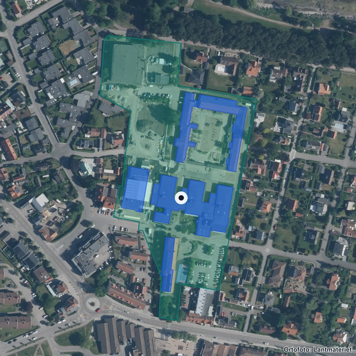 Flygbild över Strandängsskolan F-9, ortofoto från Lantmäteriet