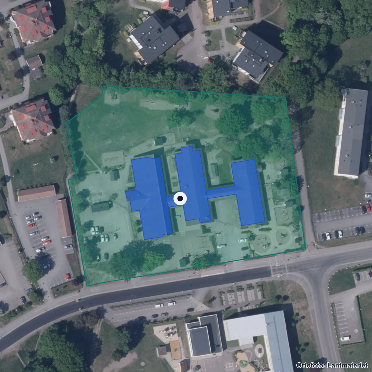 Flygbild över Montessoriskolan Regnbågen, ortofoto från Lantmäteriet