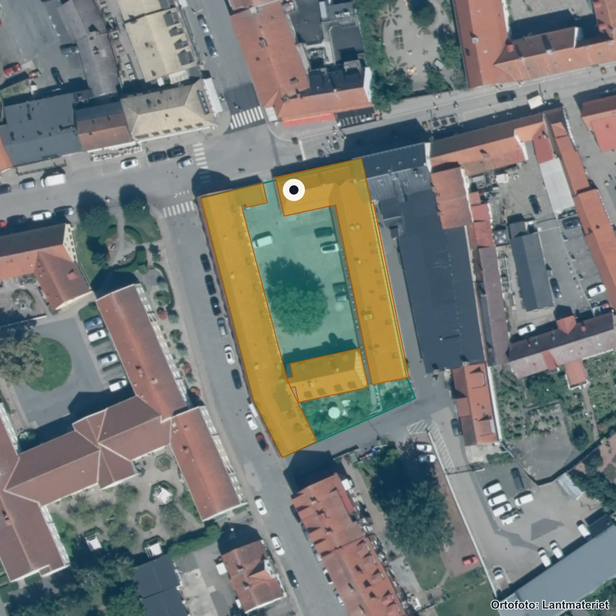Flygbild över Nova gymnasium, ortofoto från Lantmäteriet