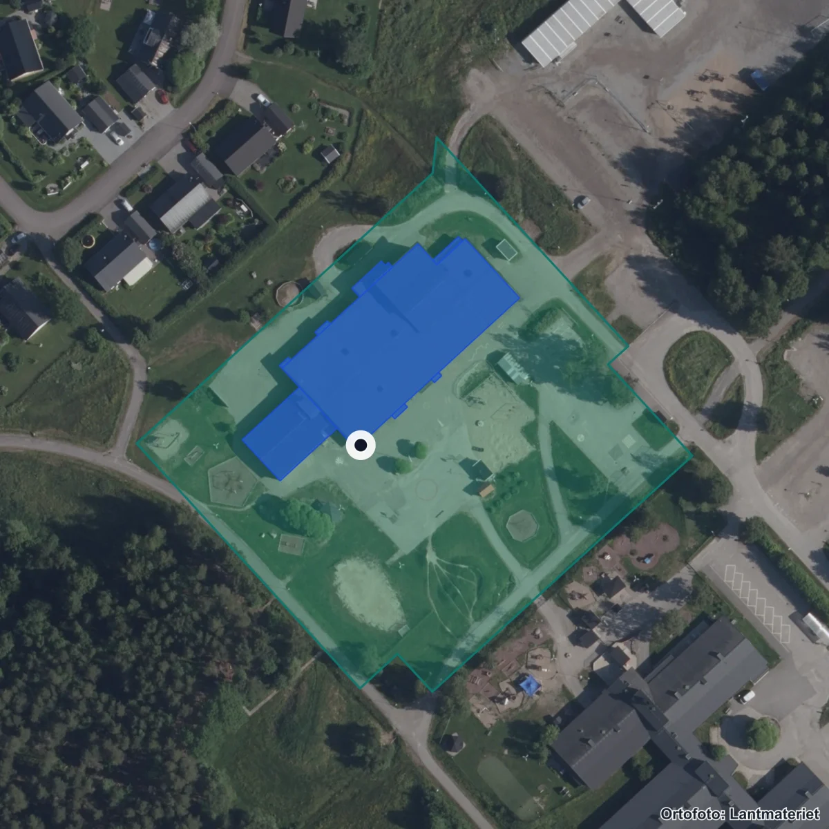Flygbild över Backgårdsskolan, ortofoto från Lantmäteriet