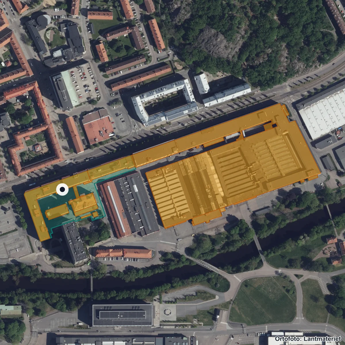 Flygbild över Praktiska Gymnasiet Gamlestaden, ortofoto från Lantmäteriet