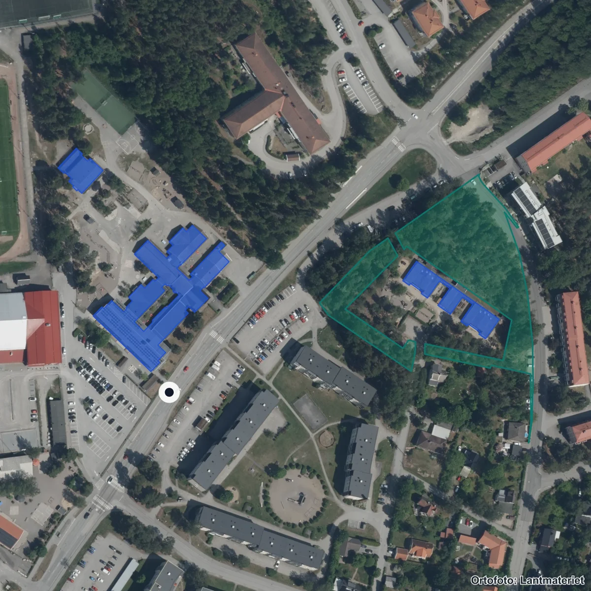 Flygbild över Tavestaskolan, ortofoto från Lantmäteriet